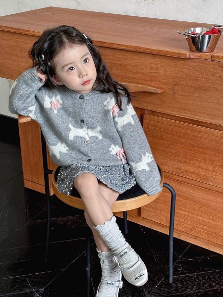 Áo khoác cardigan len họa tiết chú chó đính nơ tông ghi hồng