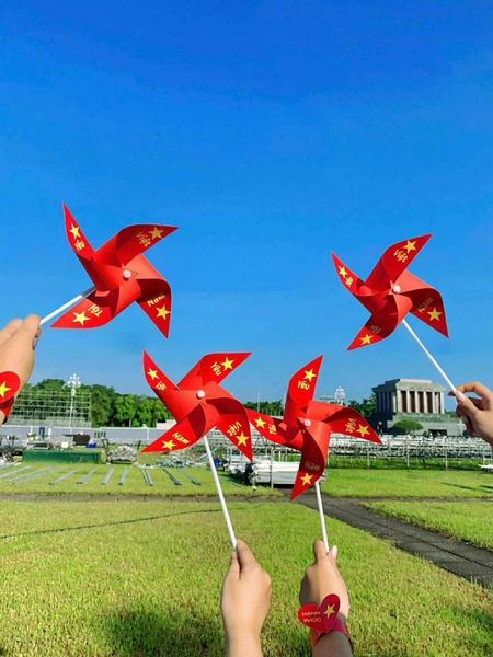 Chong chóng màu đỏ 