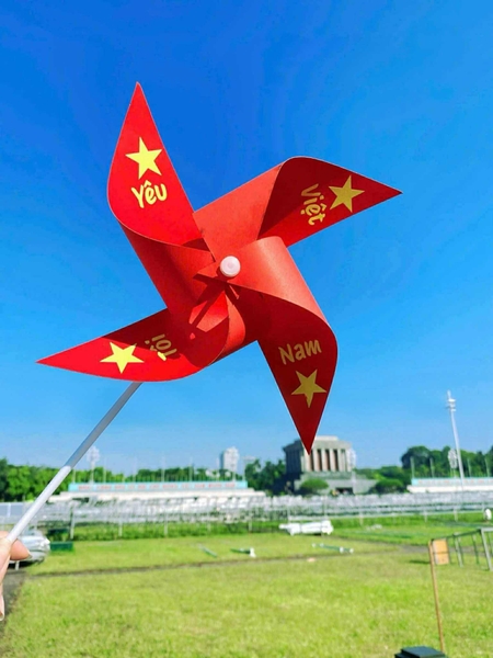 Chong chóng màu đỏ 