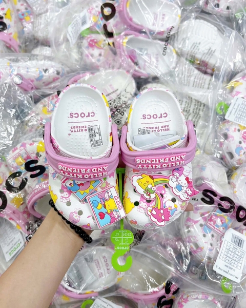 Dép sục Crocs Hello Kitty And Friends màu trắng viền hồng