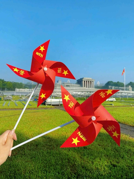 Chong chóng màu đỏ 