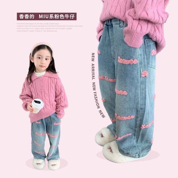 Quần jean suông thêu chữ hồng cạp chun cho bé