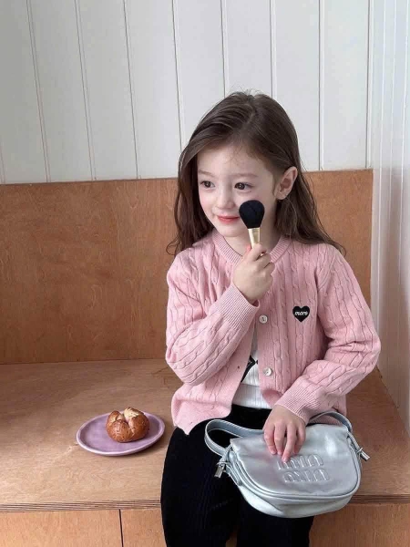 Áo len cardigan trái tim thêu chữ More nhiều màu cho bé gái