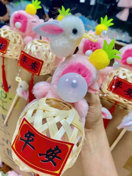 Đèn lồng Capybara ôm rọ 2 màu nâu, hồng