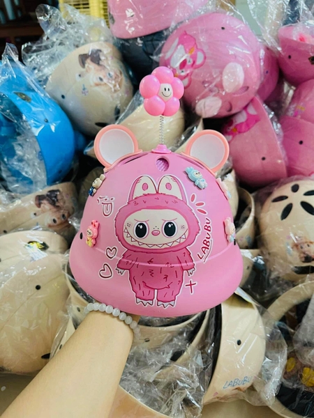 Mũ bảo hiểm Labubu màu hồng