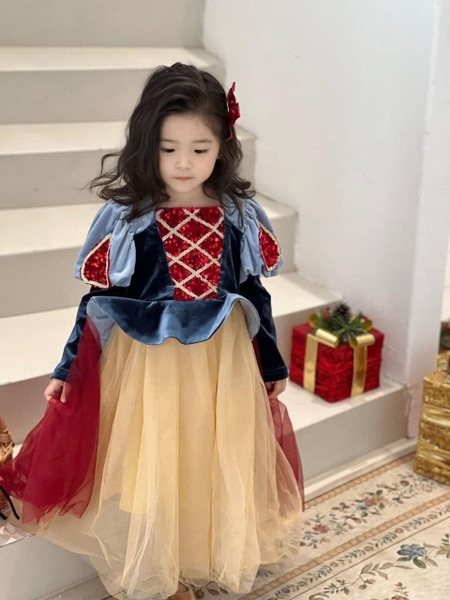 Váy hoá trang công chúa Bạch Tuyết voan xanh vàng kèm nơ, đèn Led