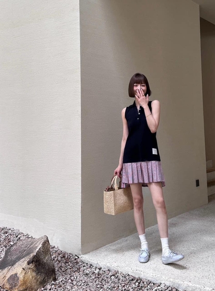 Váy polo sát nách Thom Browne màu navy phối caro hồng xếp ly