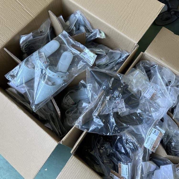 Sục da mũi nhọn đinh tán Lefties 2 màu xanh, đen