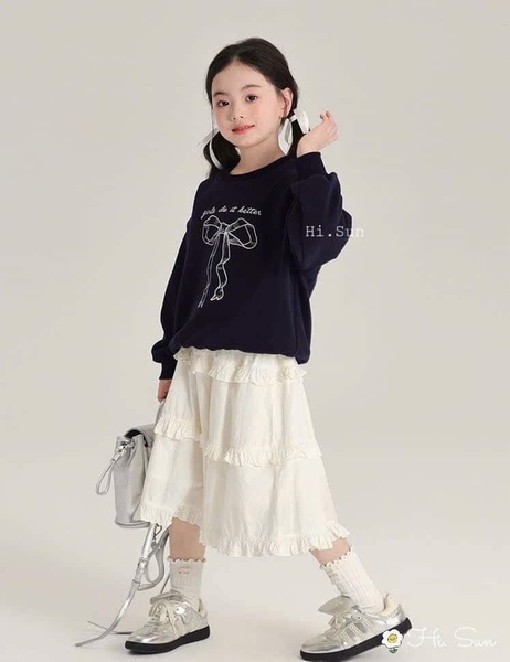 Bộ Hi.Sun áo nỉ đen dài tay mix chân váy thô trắng họa tiết nơ