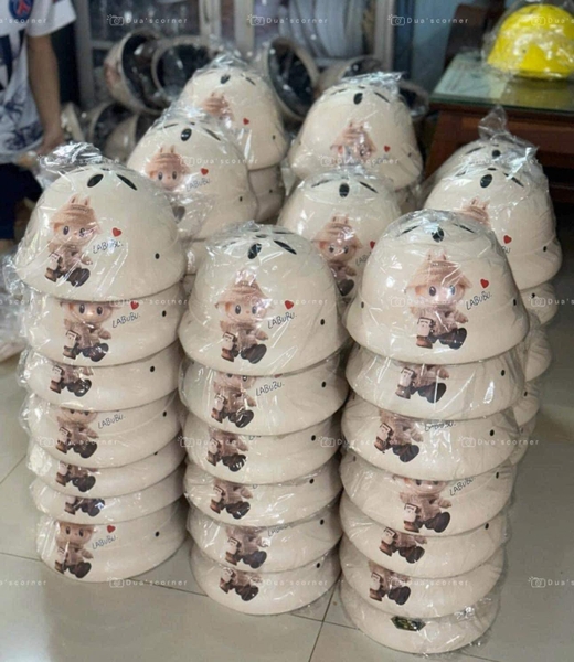 Mũ bảo hiểm Labubu màu be