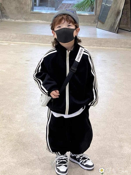 Bộ nỉ sport đen kéo khóa sọc trắng bo gấu hãng Hi.Sun cho bé