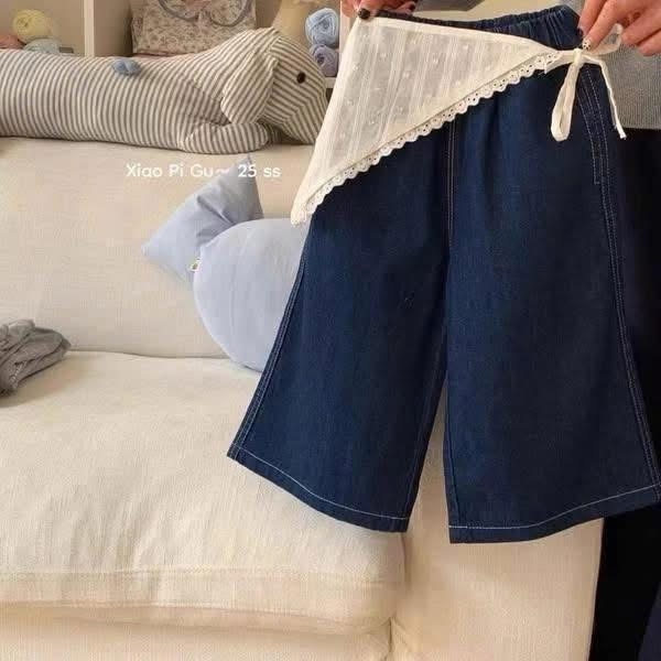 Quần jean đậm ống suông kèm khăn ren cho bé