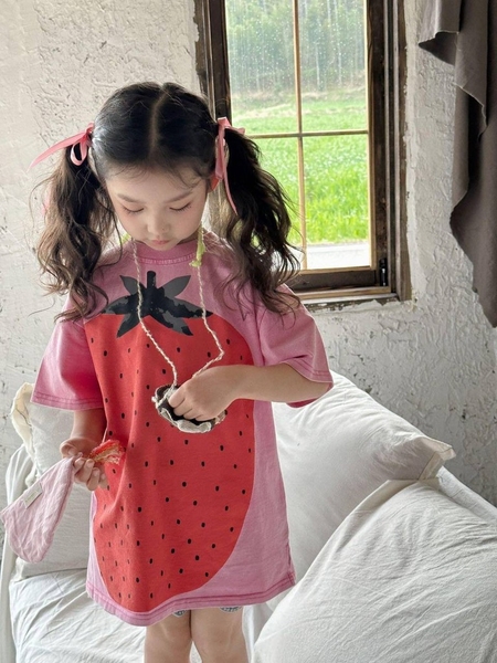 Áo váy cotton cộc tay màu hồng hình dâu tây