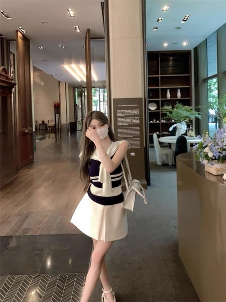 Áo dệt kim Miumiu cổ thuỷ thủ 2 màu navy, trắng