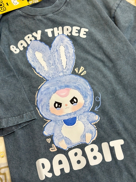 Áo phông 2 màu XÁM và XANH cotton cộc tay loang IOSTEE hình Baby Three THỎ