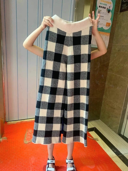 Quần caro đen trắng chất len ống loe cho bé gái