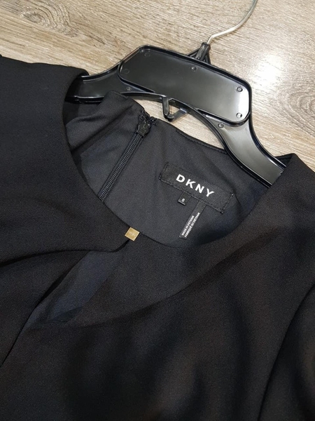 Váy đen hãng DKNY tay bèo thắt eo