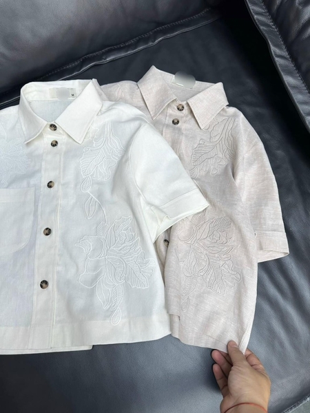 Sơ mi thêu hoa họa tiết nổi cộc tay cổ đức Suess 2 màu trắng, be