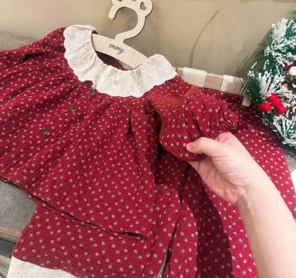 Bộ thô dài tay đỏ hoa nhí cổ phối ren size mẹ và bé