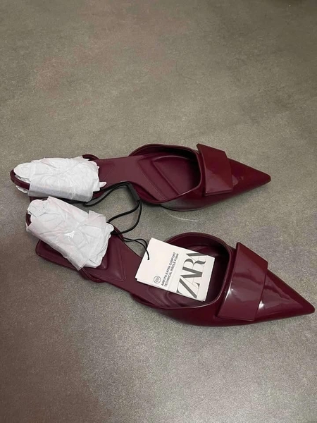 Giày bệt mũi nhọn đỏ mận Zara