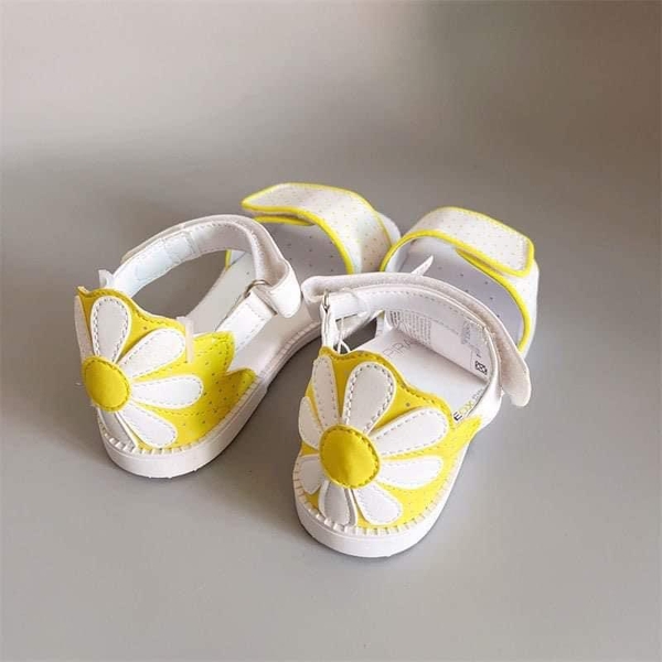 Sandal Geox thêu hoa cúc 2 màu hồng, vàng