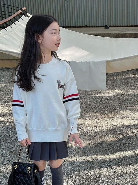 Áo len dệt Thom Browne tay cài cúc 2 màu trắng, xám cho bé