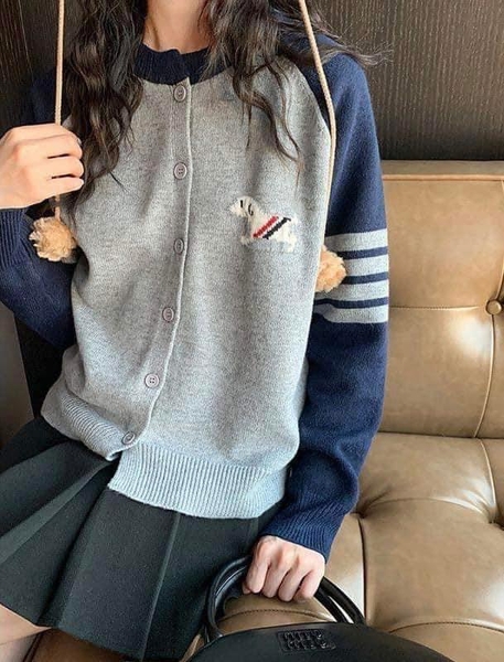 Áo len cardigan Thom Browne raglan 2 màu xám và trắng cho nữ