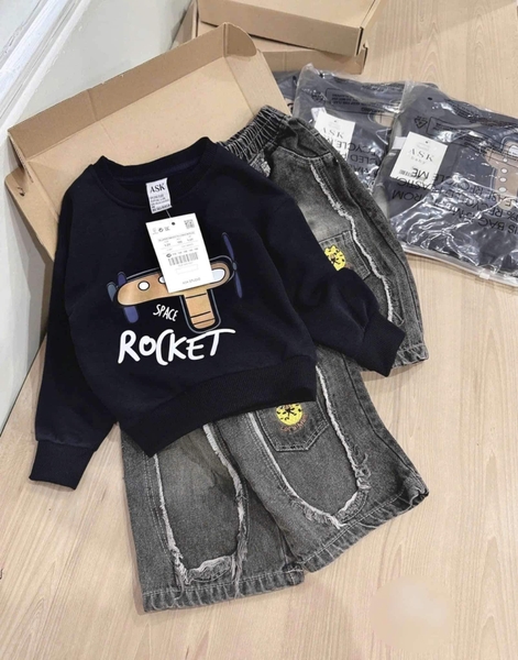 Bộ áo nỉ dài tay đen Rocket quần jean khói rách dáng suông cho bé trai