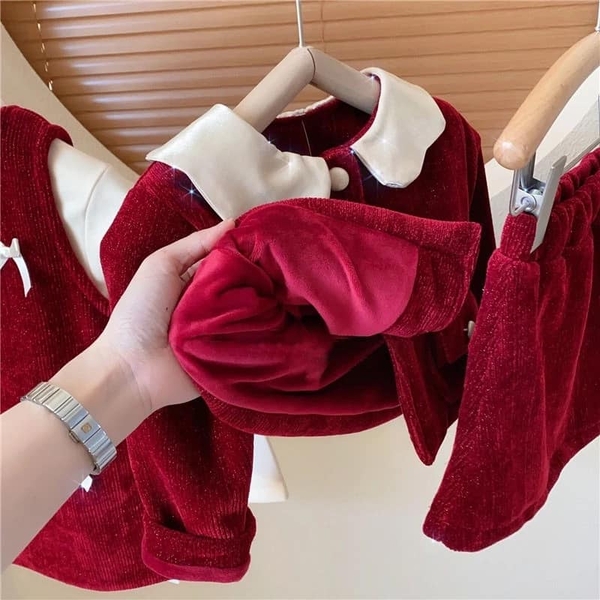 Áo khoác nhung đỏ cổ sen trắng bé gái