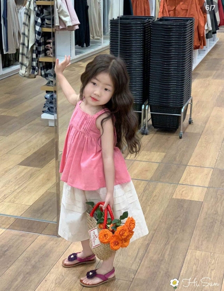 Bộ thô Hi.Sun áo sát nách hồng kèm chân váy trắng