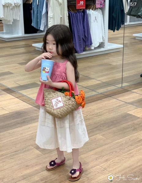 Bộ thô Hi.Sun áo sát nách hồng kèm chân váy trắng