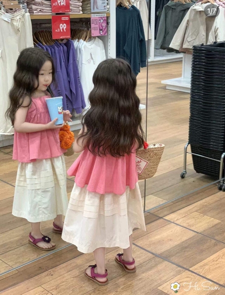 Bộ thô Hi.Sun áo sát nách hồng kèm chân váy trắng