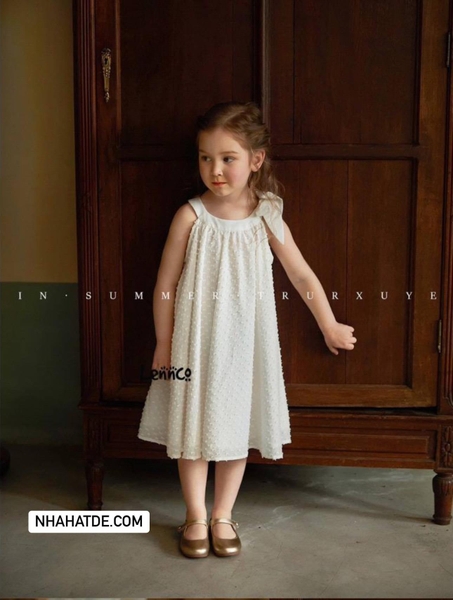 Váy cổ yếm nơ trắng đính hạt Lennco bé gái