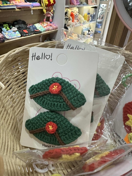 Kẹp tóc móc len mũ cối