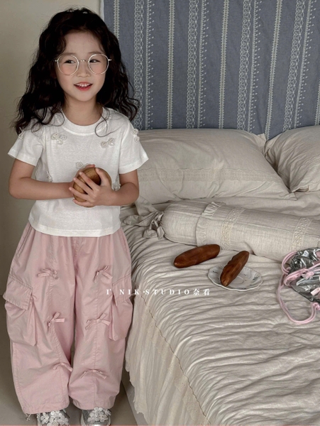 Áo cotton cộc tay đính nơ ngọc màu trắng cổ tròn cho bé