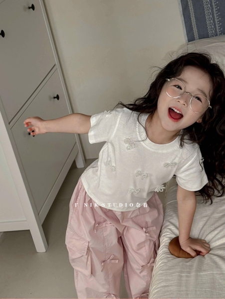 Áo cotton cộc tay đính nơ ngọc màu trắng cổ tròn cho bé