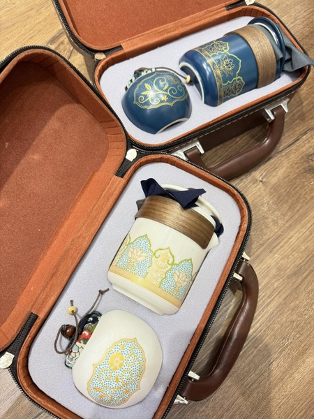 Set bộ bình đựng trà, tách, cốc pha trà 2 màu trắng, xanh kèm hộp da