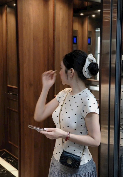 Áo cộc tay cổ tròn trắng chấm tim đen BYNO.Studio kèm chun scunchies