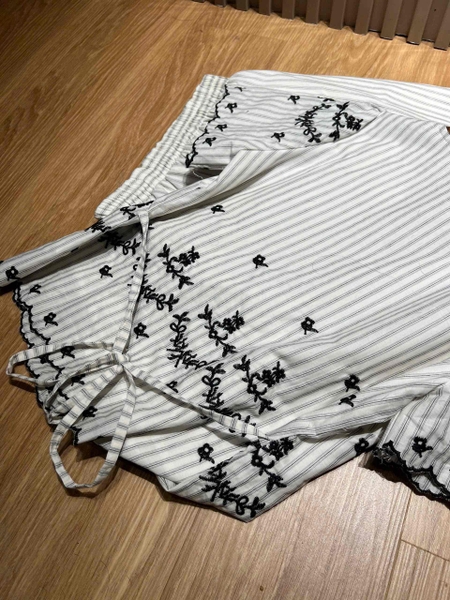 Bộ thô Na Na áo kẻ sọc trắng thêu hoa cổ V quần dài cho nữ