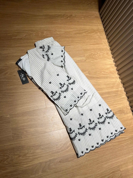 Bộ thô Na Na áo kẻ sọc trắng thêu hoa cổ V quần dài cho nữ