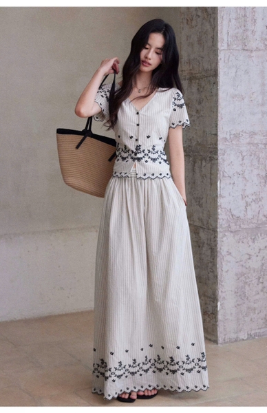 Bộ thô Na Na áo kẻ sọc trắng thêu hoa cổ V quần dài cho nữ