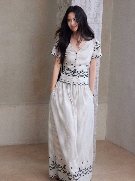 Bộ thô Na Na áo kẻ sọc trắng thêu hoa cổ V quần dài cho nữ