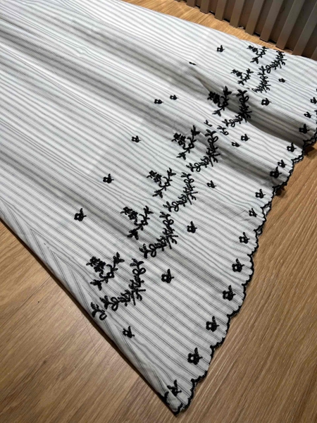 Bộ thô Na Na áo kẻ sọc trắng thêu hoa cổ V quần dài cho nữ