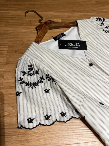 Bộ thô Na Na áo kẻ sọc trắng thêu hoa cổ V quần dài cho nữ