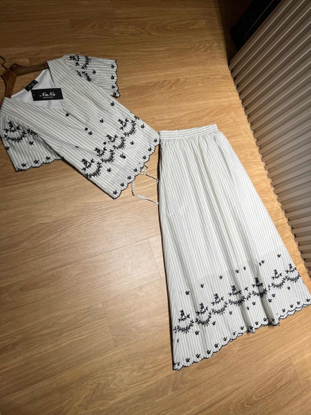 Bộ thô Na Na áo kẻ sọc trắng thêu hoa cổ V quần dài cho nữ