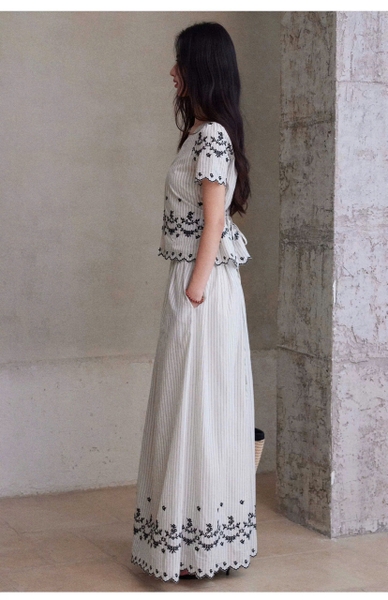 Bộ thô Na Na áo kẻ sọc trắng thêu hoa cổ V quần dài cho nữ