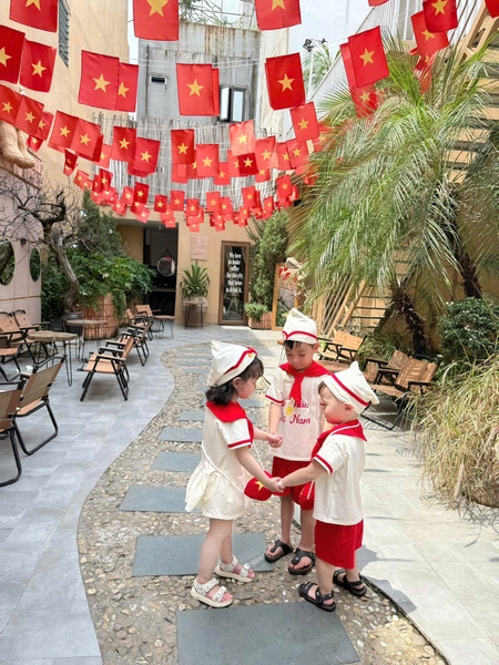 Set 5 chi tiết tone đỏ be Tự hào Việt Nam cho bé