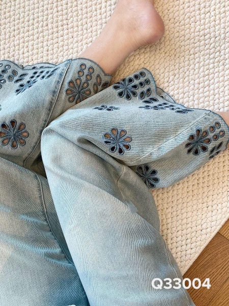 Quần jeans suông hoạ tiết hoa ở gấu