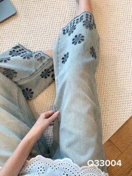 Quần jeans suông hoạ tiết hoa ở gấu