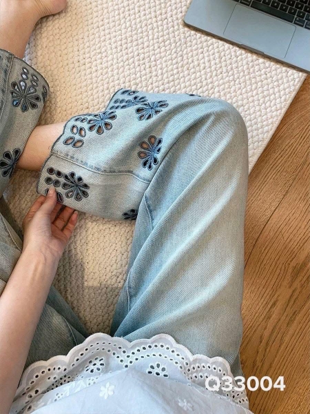 Quần jeans suông hoạ tiết hoa ở gấu